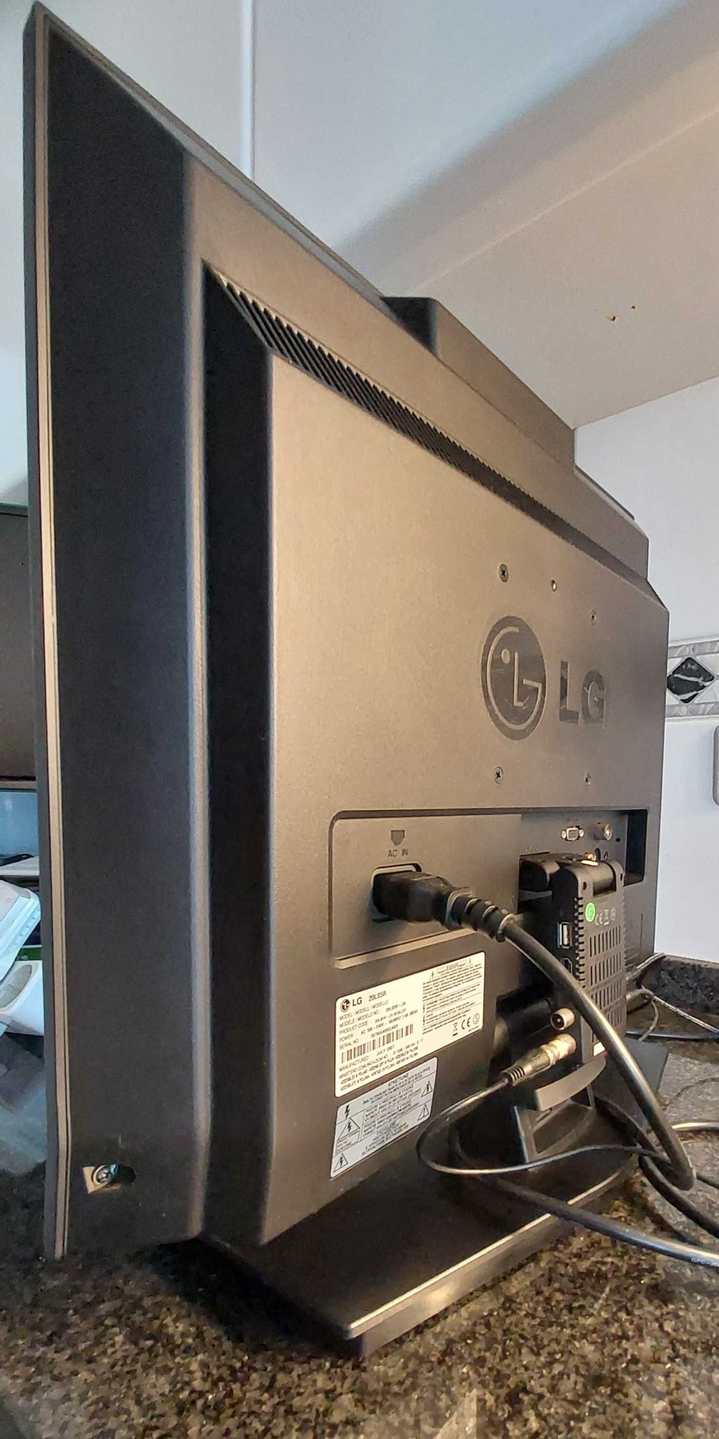 Televisão LCD LG 20LS5R - 51 cm 4:3 + Recetor TDT Sigmatek DVBR-50HD