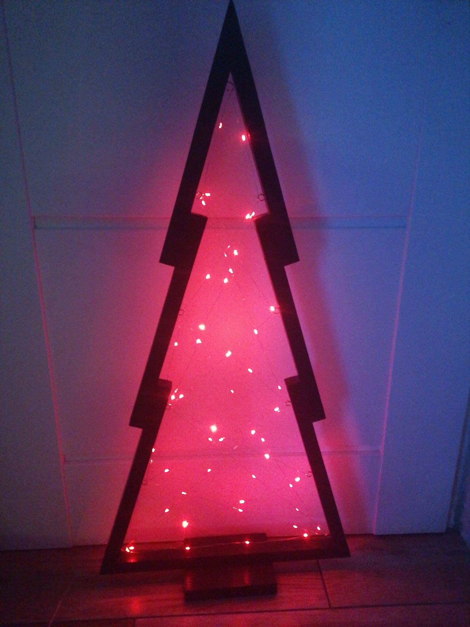 Choinka z drewna lampki LED