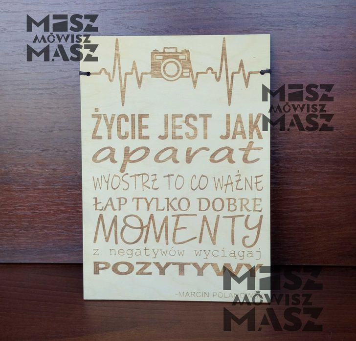 Plakat drewniany Życie jest jak aparat Prezent #MiszMowiszMasz