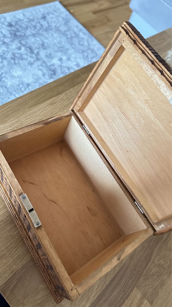 Drewniana skrzynka/ szkatułka