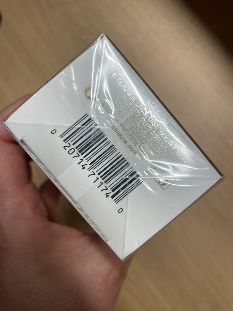 Perfumy Clinique Aromatics in white