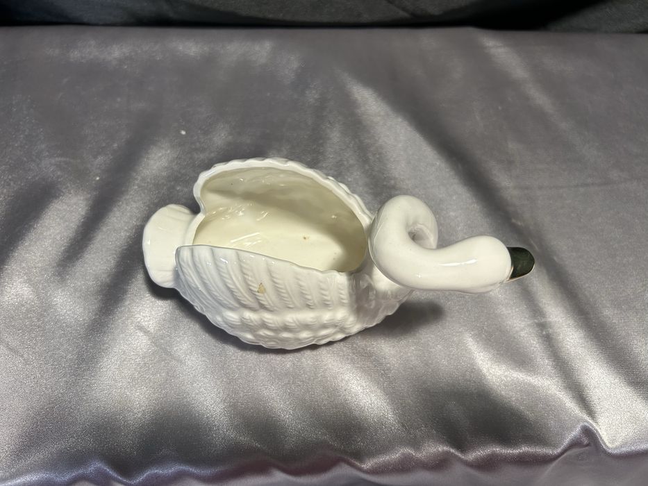 Ceramiczny Łabędź z Zakręconą Szyją – Elegancka Ozdoba