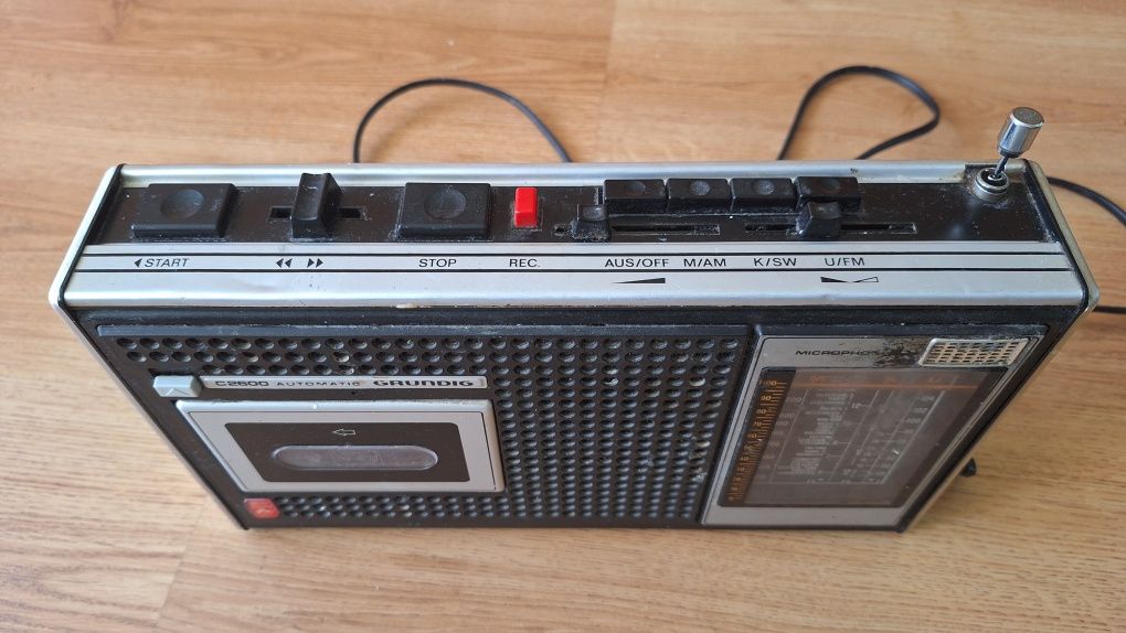 Stary radiomagnetofon Grundig C2600