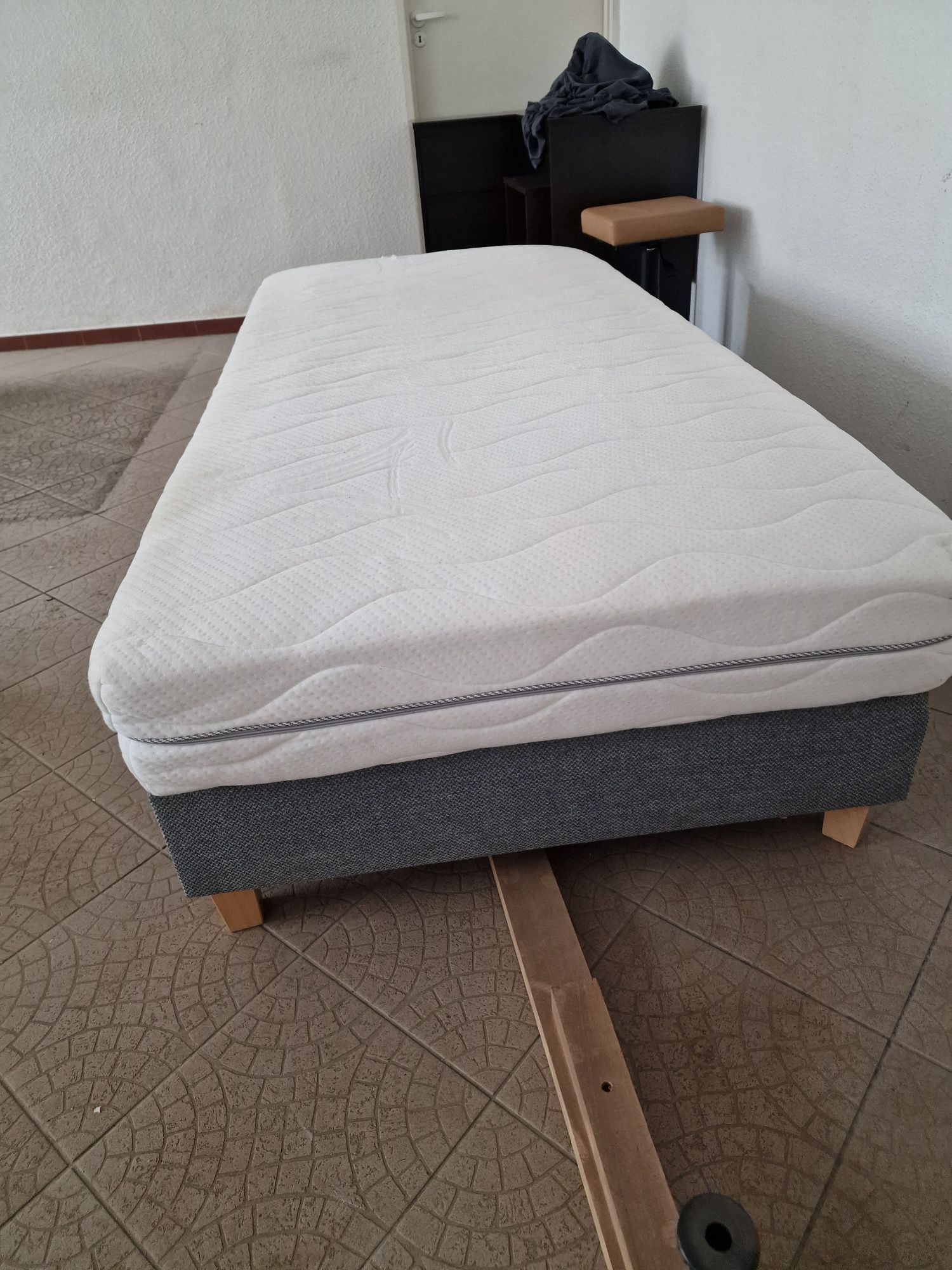 Łóżko pojedyńcze z materacem