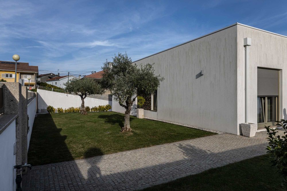 Moradia T4 com Arquitetura de Sonho e Luminusidade Ímpar