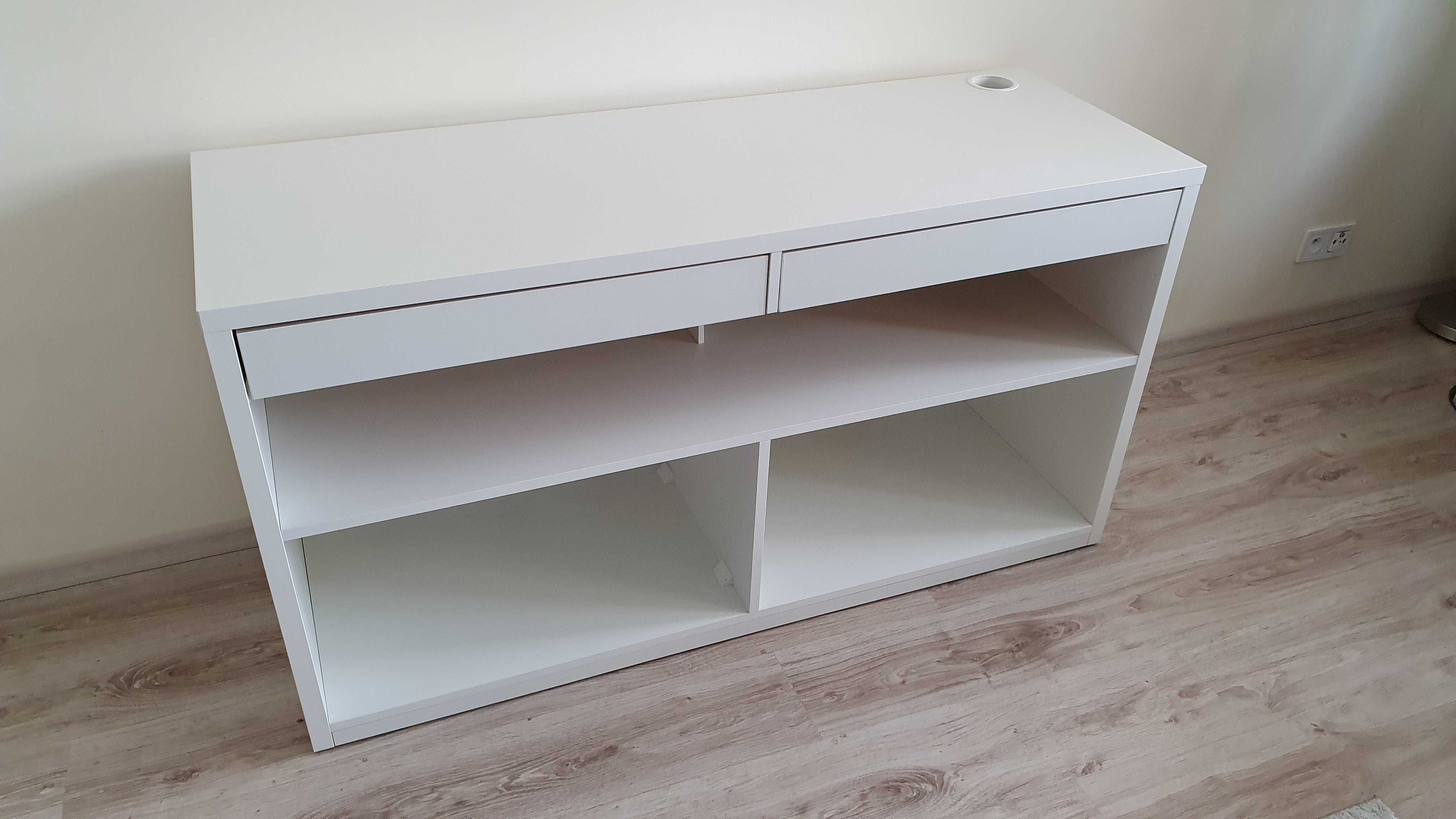 Sprzedam białe biurko z sieci IKEA.