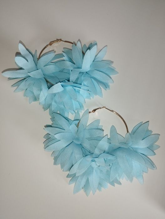 Kolczyki błękitne kwiaty na dużych kołach Handmade