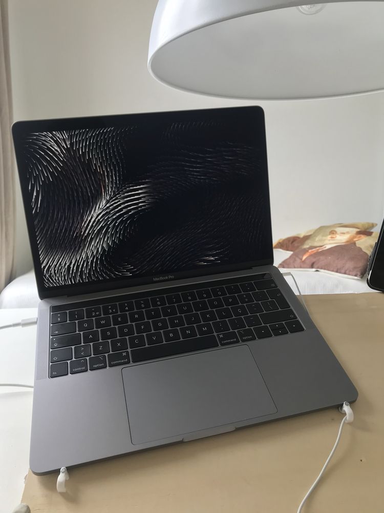 APPLE MACBOOK PRO 2020 (Como novo) + Keyboard Case + Computer Case + Screen Protector