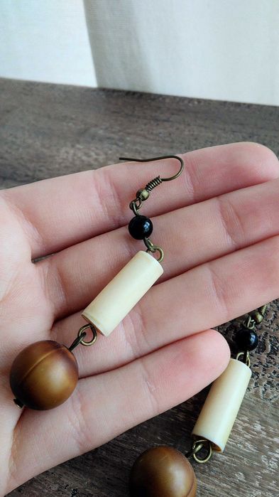 Brincos longos castanho bege preto