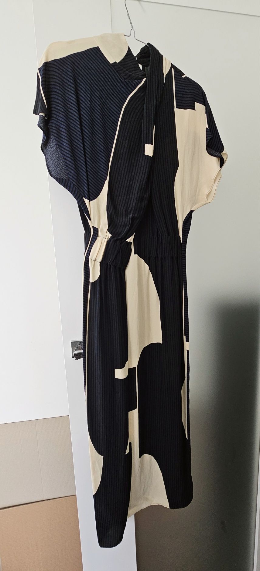 Granatowo-kremowa modernistyczna sukienka Massimo Dutti
Rozmiar 36
Now