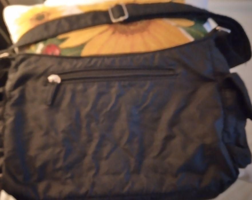 Carteira preta a tiracolo