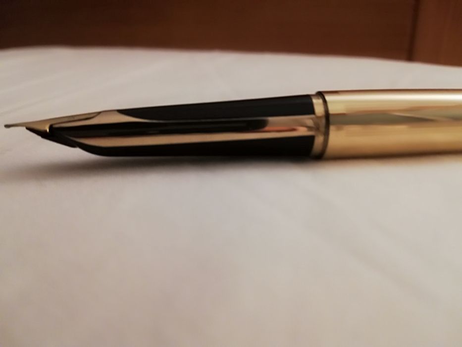 Caneta Waterman Slim, tinta permanente , aparo em ouro.