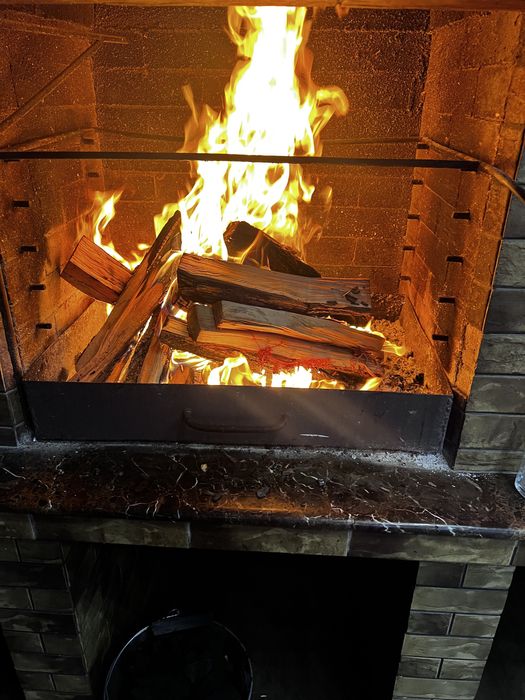 Дрова брикет уголь ,есть древесный уголь брикет