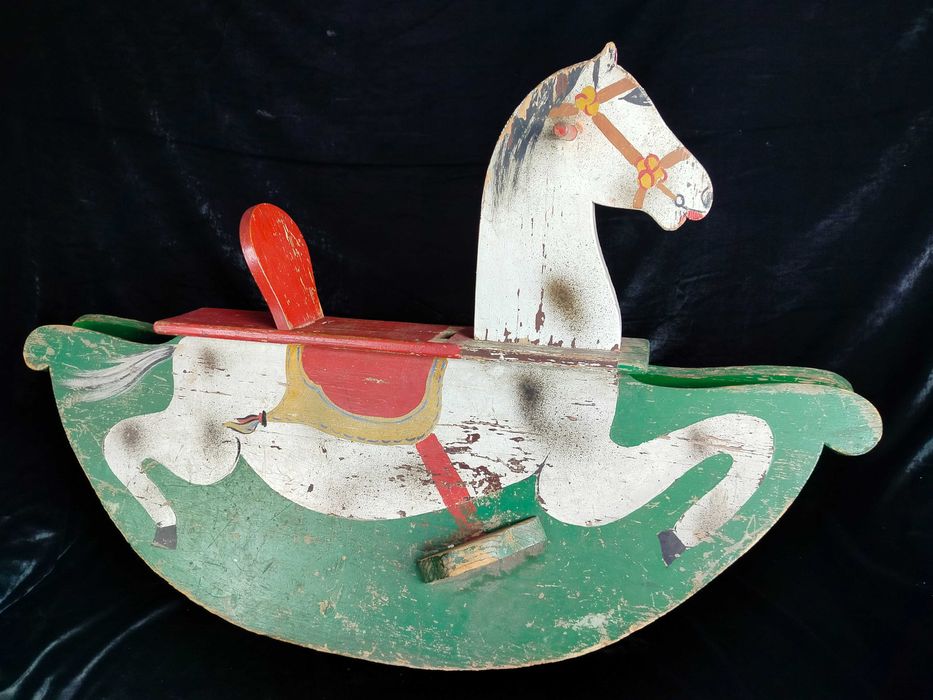 Stary uroczy drewniany konik na płozach SZ1005