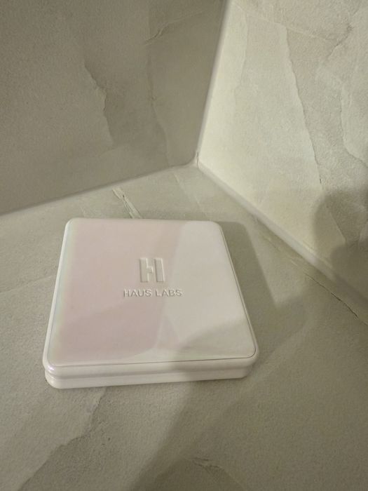 Haus Labs bio-radiant gel-powder highlighter rose quartz róż