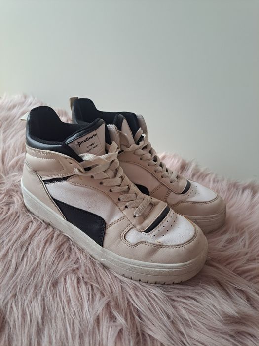 Jasne buty sneakersy