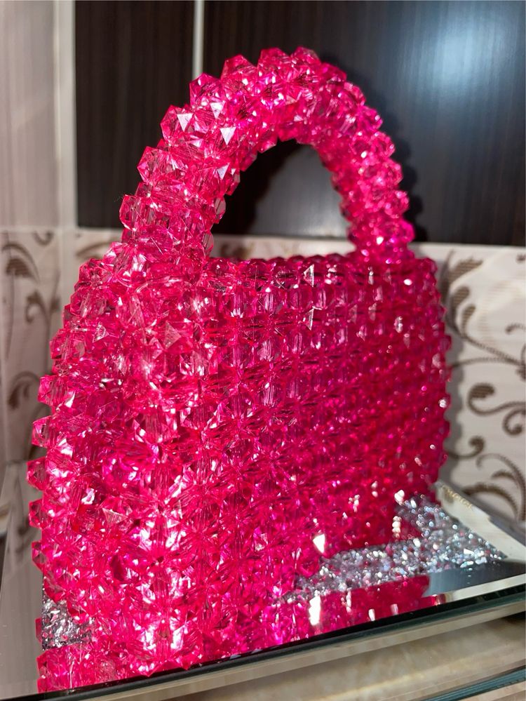 Рожева сумочка з бусин-діамантиків