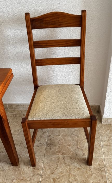 Mesa extensivel de madeira e tampo de vidro e quatro cadeiras