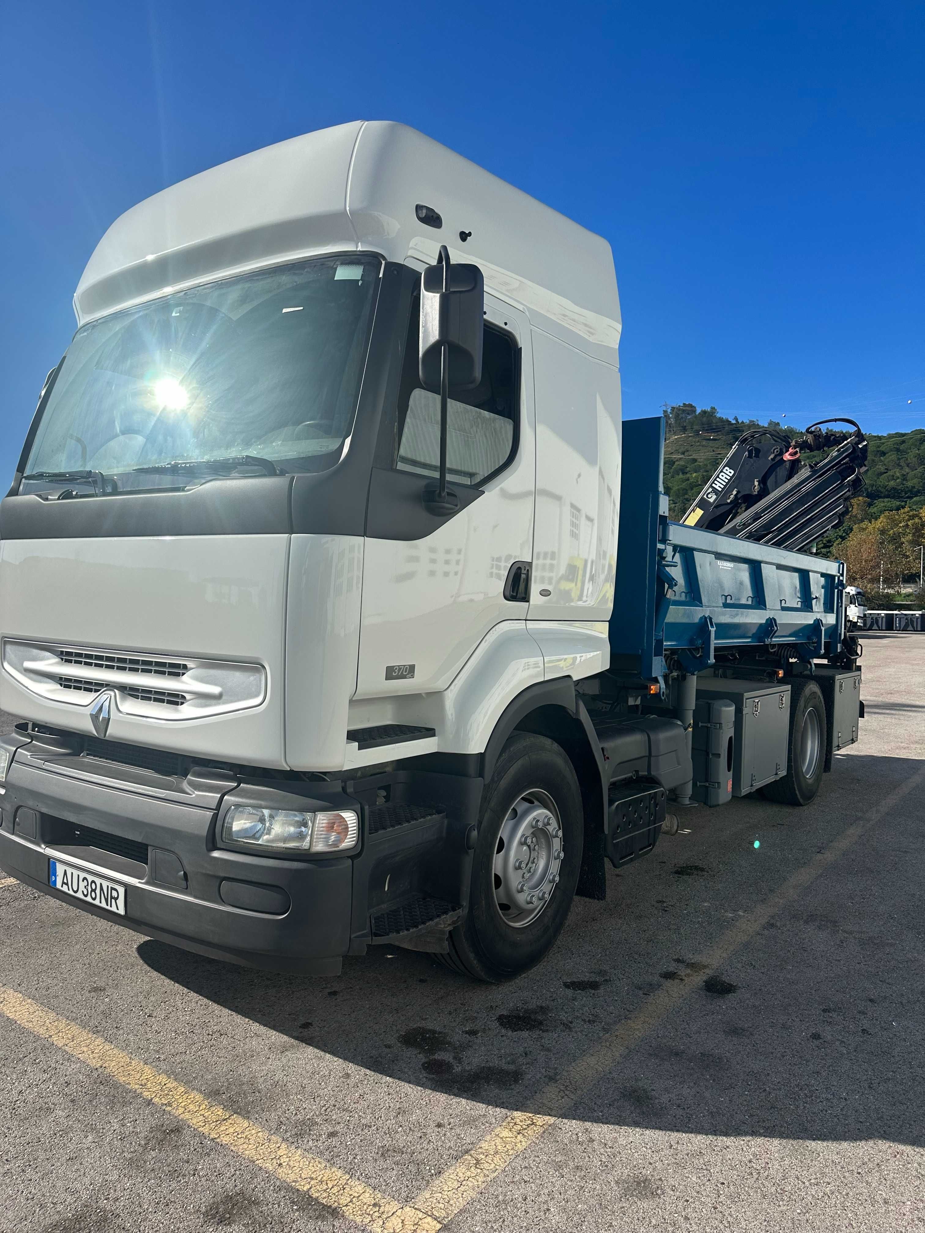 Renault Premium com grua