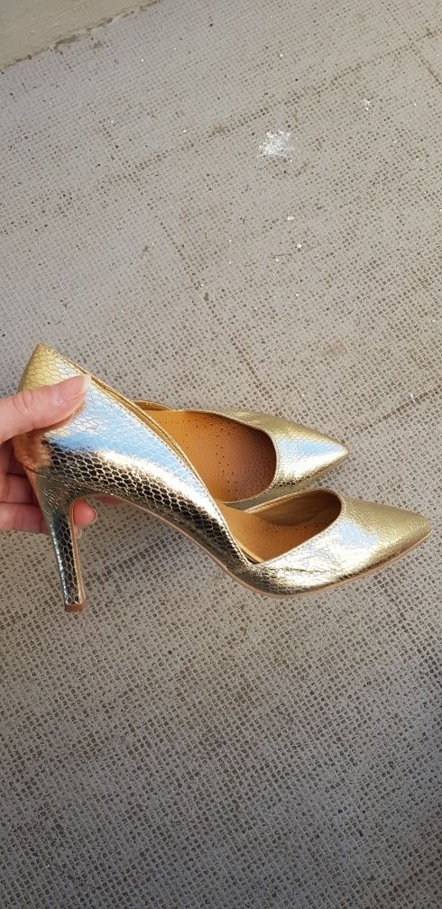 Sapatos dourados Marypaz