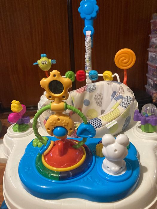 Saltitão para bebé - com mesa de atividades e assento que roda
