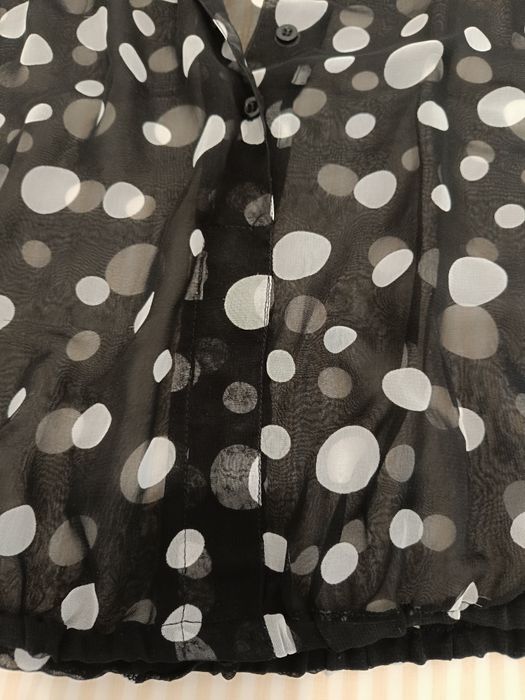 Blusa preta com bolas brancas tamanho S