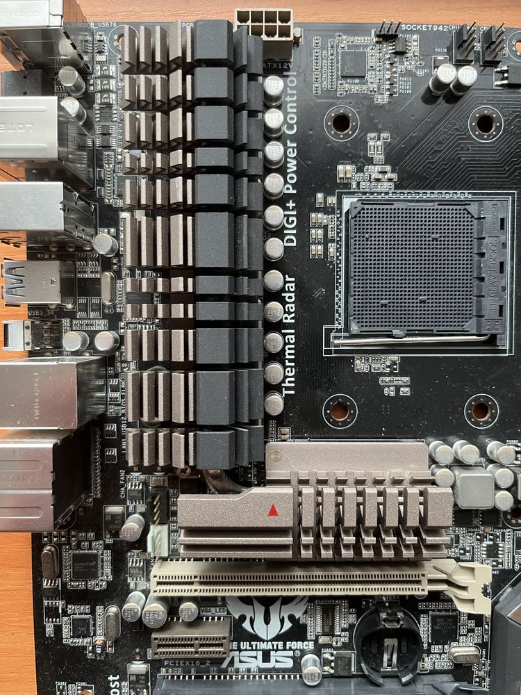 Материнська плата ASUS Sabertooth 990fx r2.0