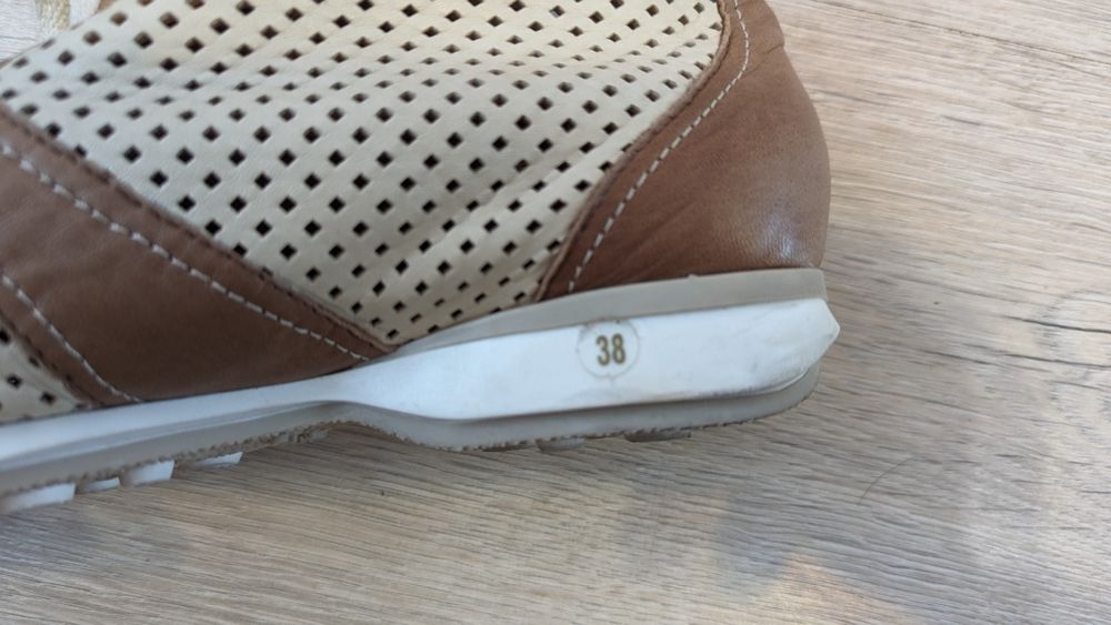 Шкіряні перфоровані кросівки 38