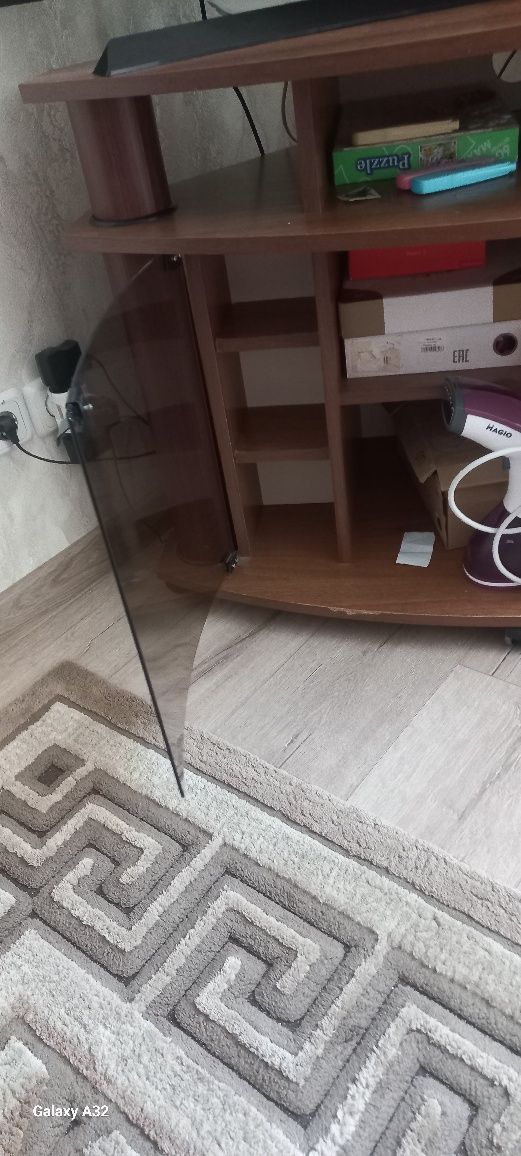 Продам тумбочку під телевізор.