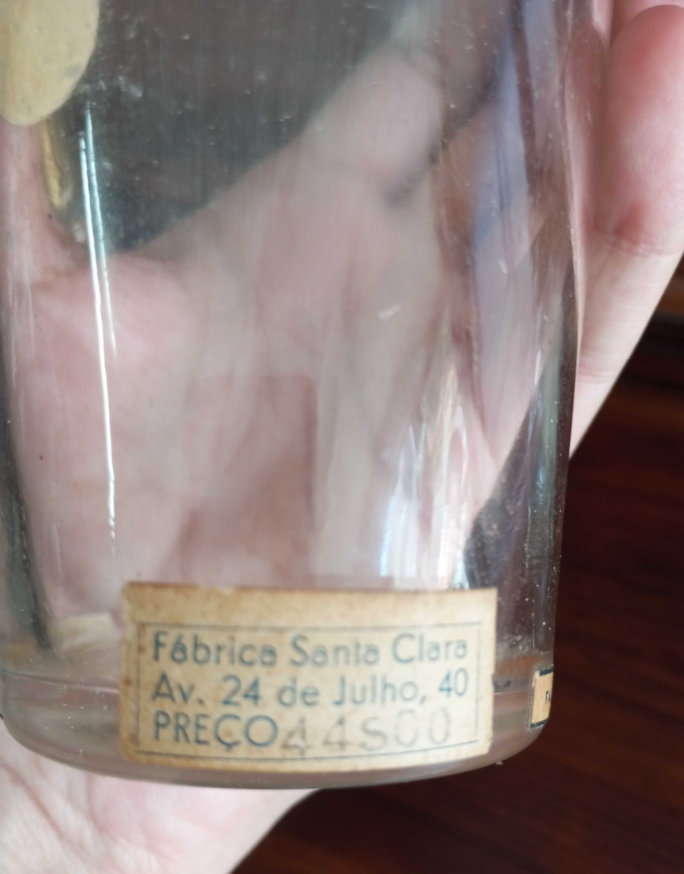 Antigos frascos de cosmética A Perfumista Porto Fabrica Santa Clara