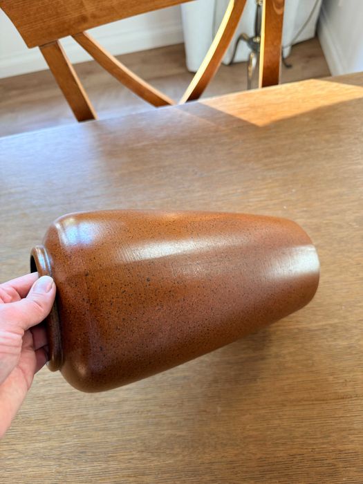 Elegancki,duży ceramiczny wazon w odcieniach brązu. Nakrapiany.