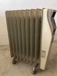 Aquecedor a óleo com rodas da marca Ignis.     Potência  1500 w.