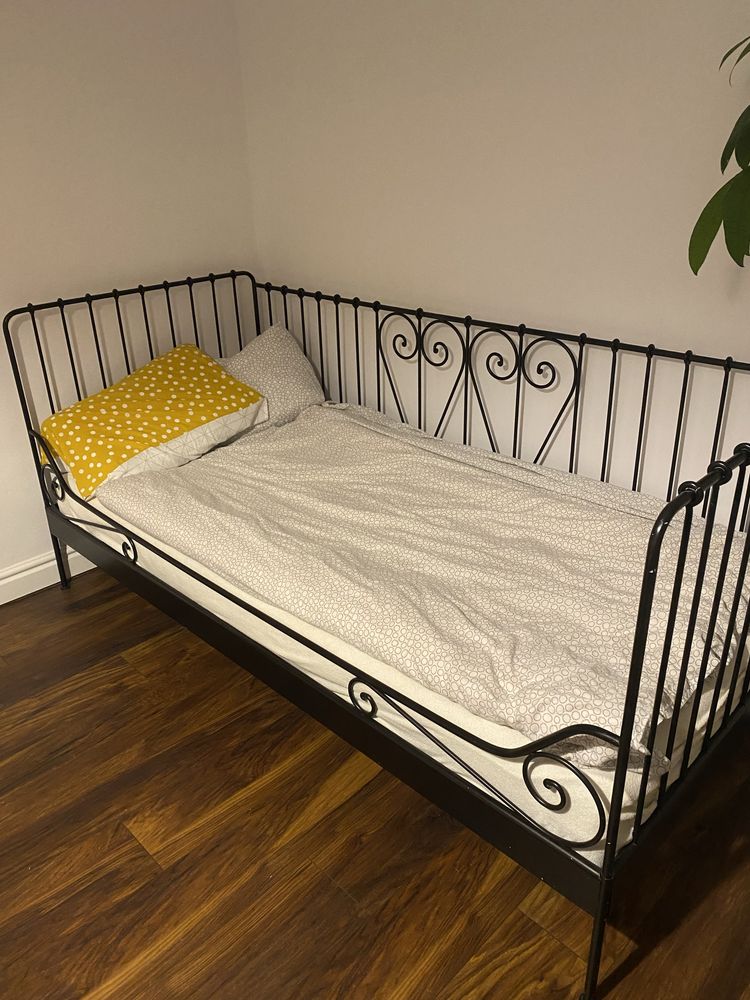 Czarne łóżko Ikea z materacem 90x200 cm