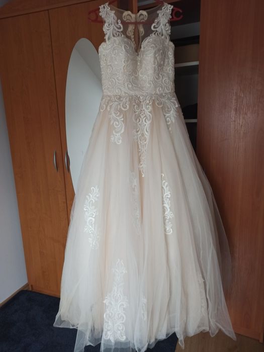 Kremowa suknia ślubna piekna