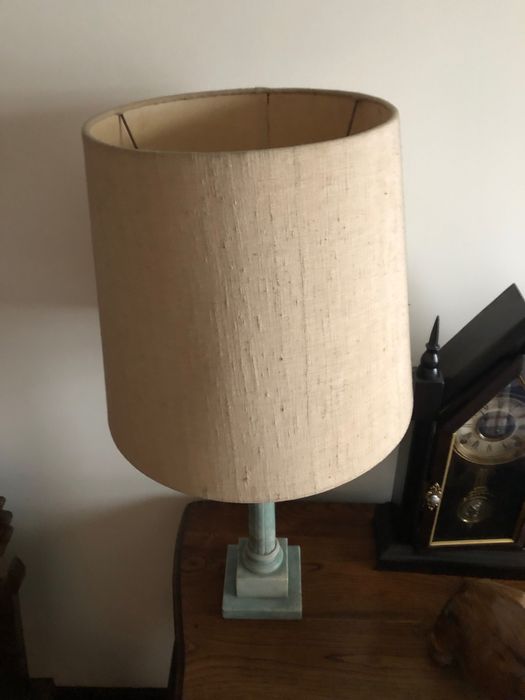 Candeeiro de mesa com base em pedra