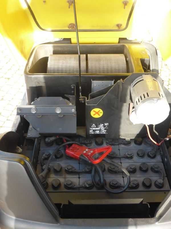 Zamiatarka spalinowa Karcher KM 100/100 R bp -bateryjna