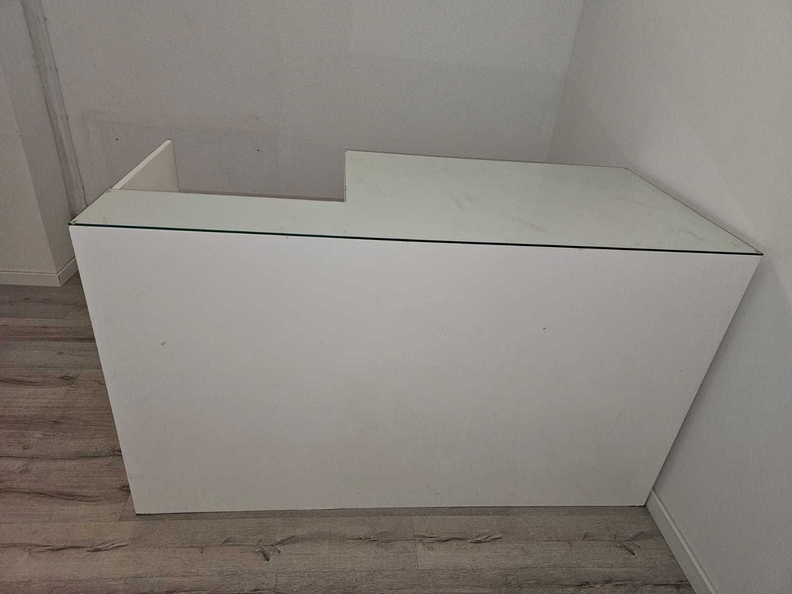 Balcão branco com gavetas e tampo de vidro
