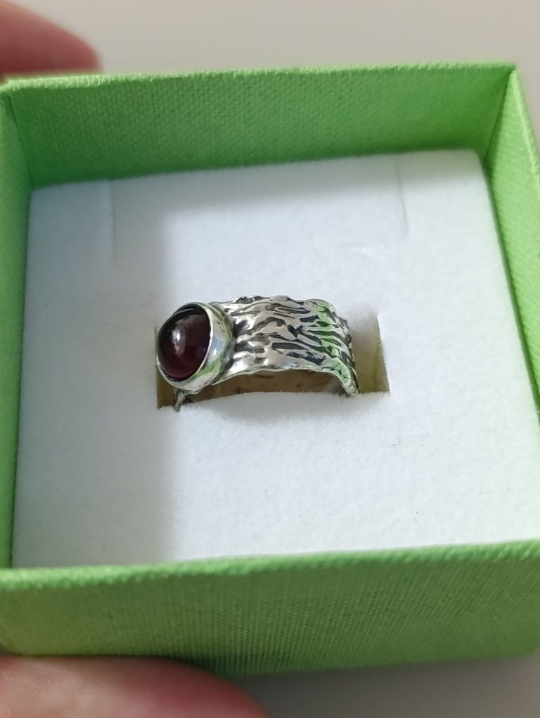 Серебряное кольцо с гранатом.