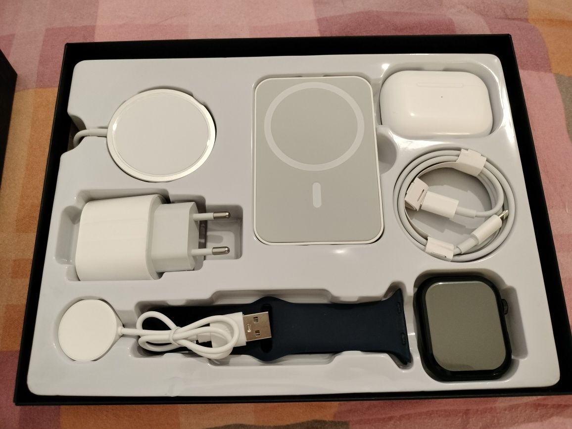 Conjunto smartwatch, iPods e carregadores