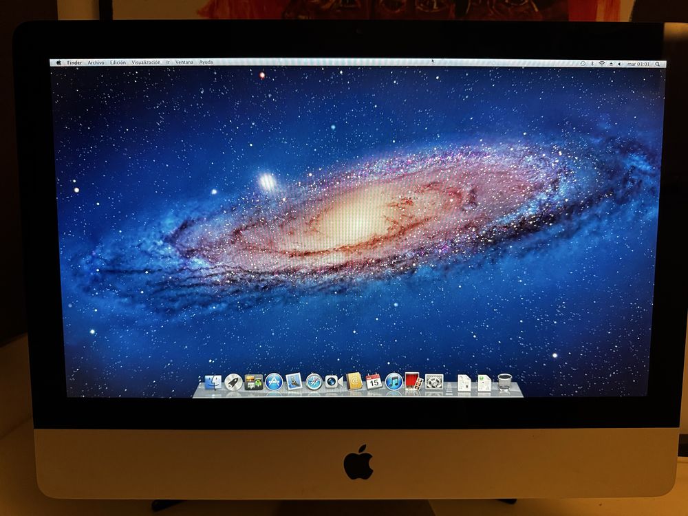 iMac 21.5” Mid 2011 com teclado original (sem rato Apple)