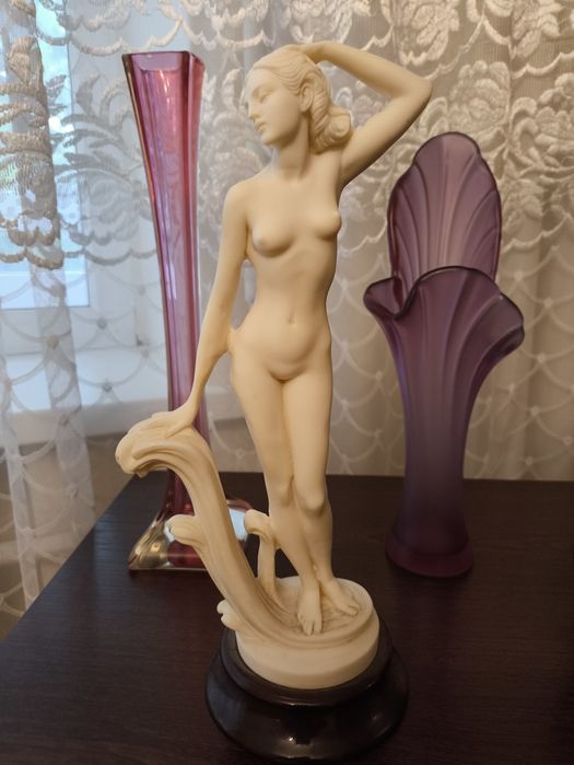 Статуетка Богиня Афродіта Венера оголена жіноча фігура лита мармурова