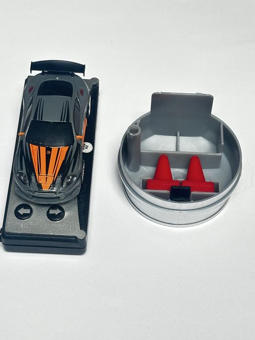 Małe auto sterowane na pilota w puszce