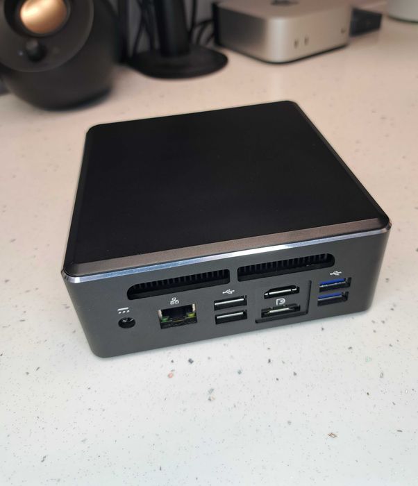 Mini PC z AMD Ryzen 5, WiFi AC i Bluetooth