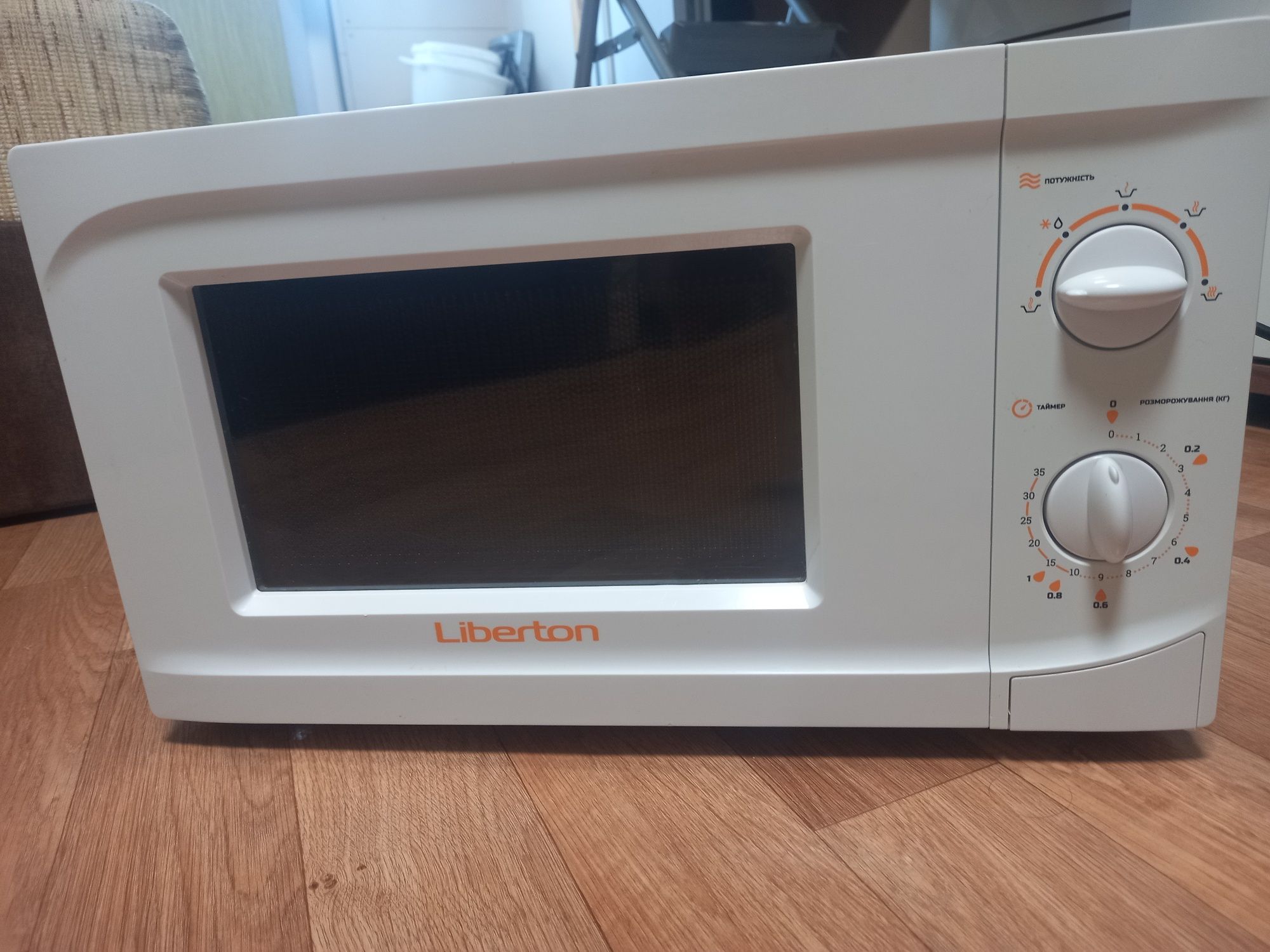 Микроволновка Liberton