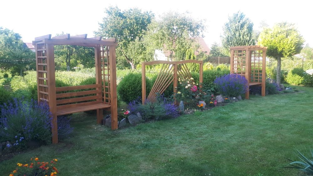 Pergola z ławką .