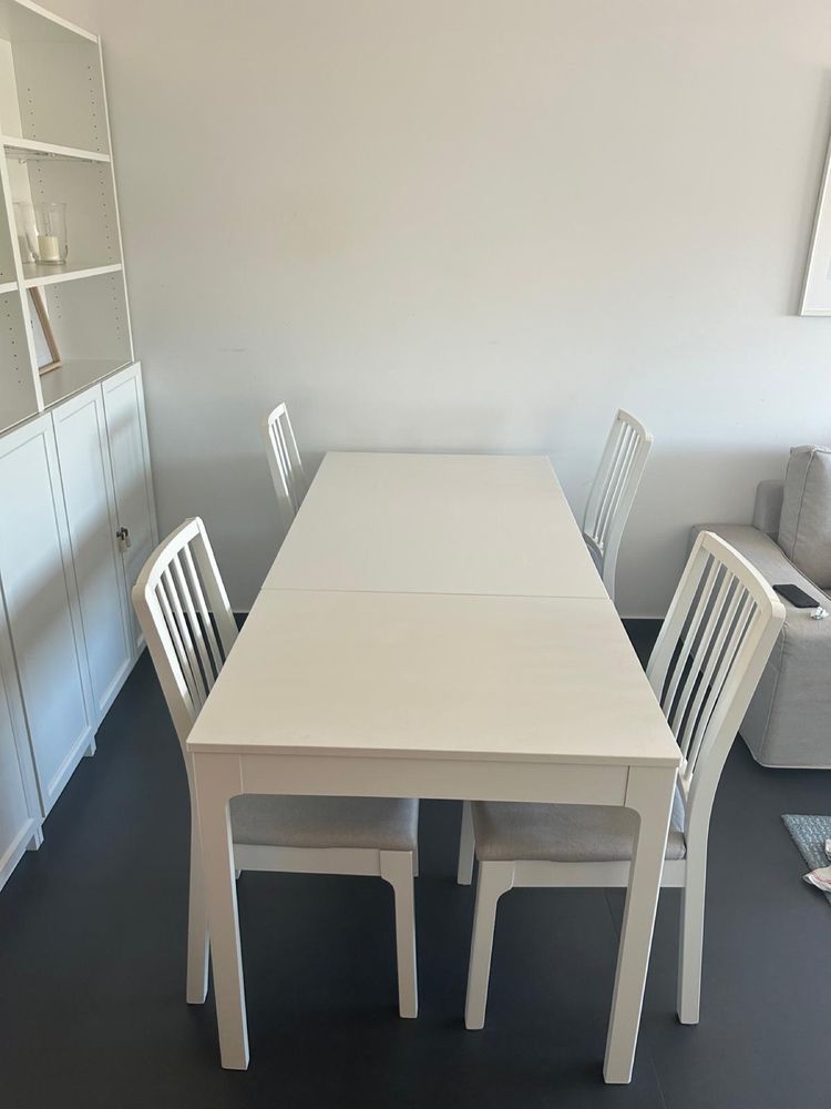Mesa extensivel + 4 cadeiras