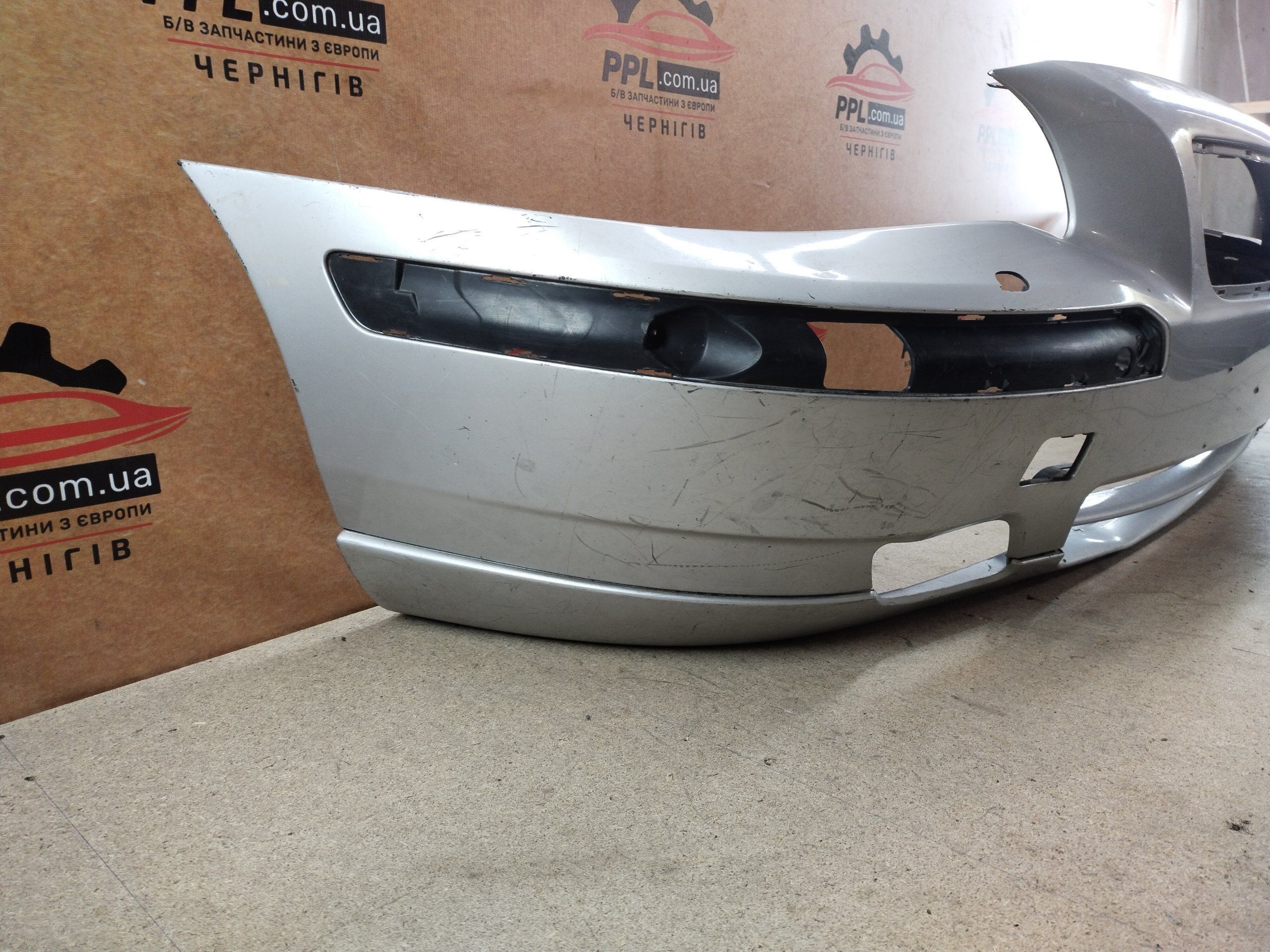 Volvo V70 II 2004-2007 рестайлинг Бампер передний 08693340