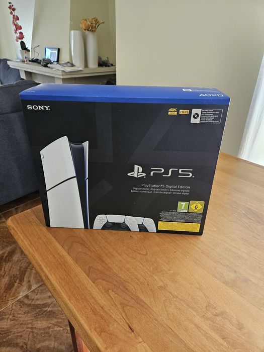 Playstation 5 (ps5) com Dois Comandos (dualsense) Selada - Nova