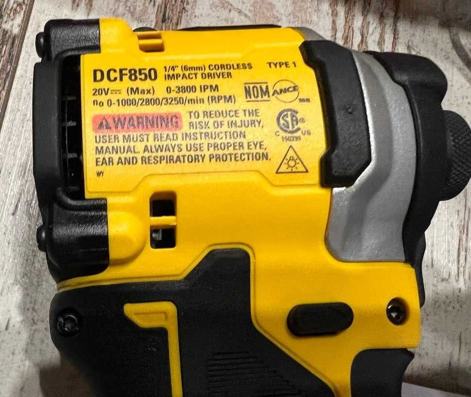 Набір безщіткового імпакта і шурупокрута Dewalt DCK2051D2 20Vmax з США