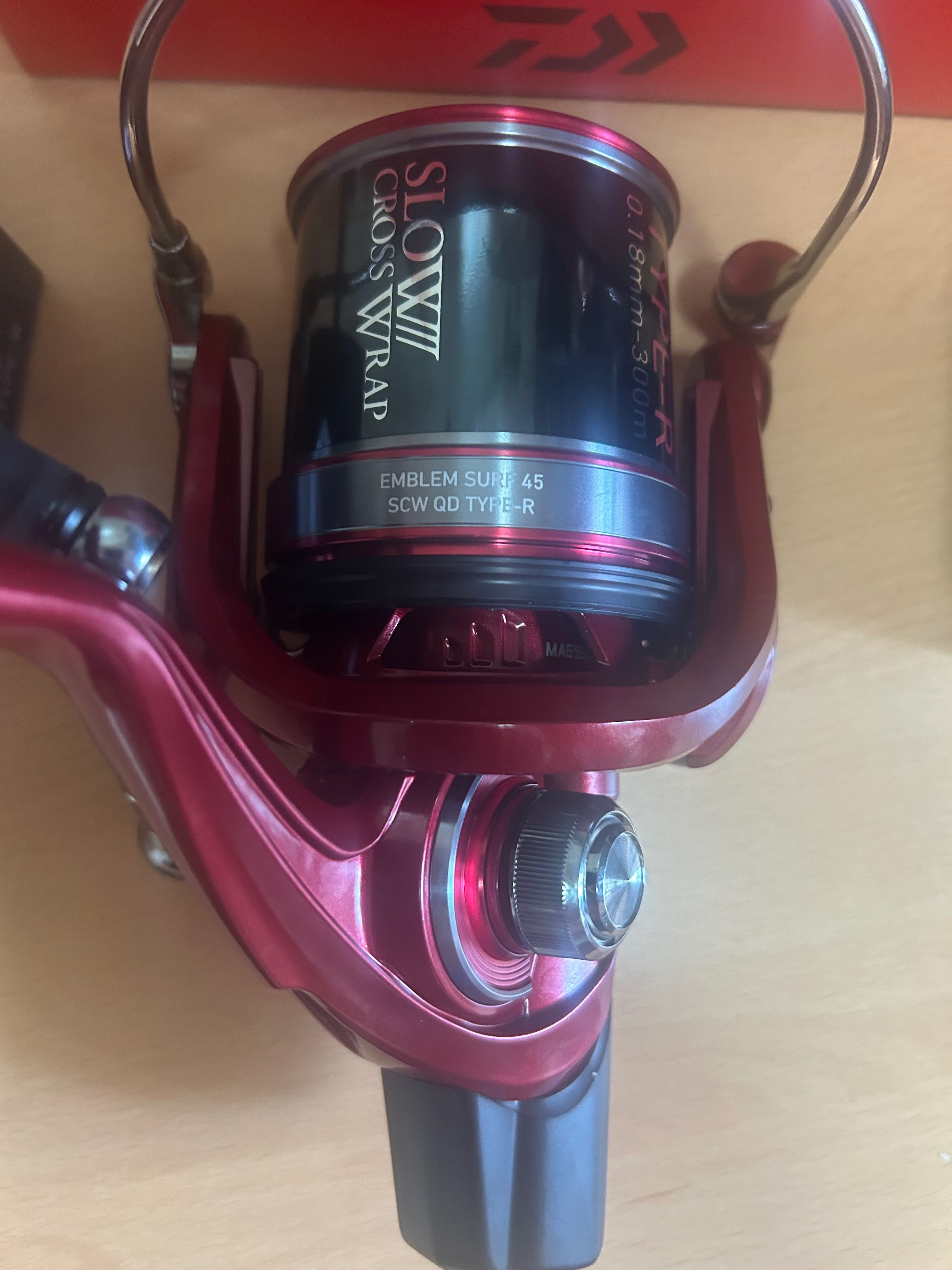 Carreto Daiwa Emblem Surf 45 SCW QD Typ R Novo